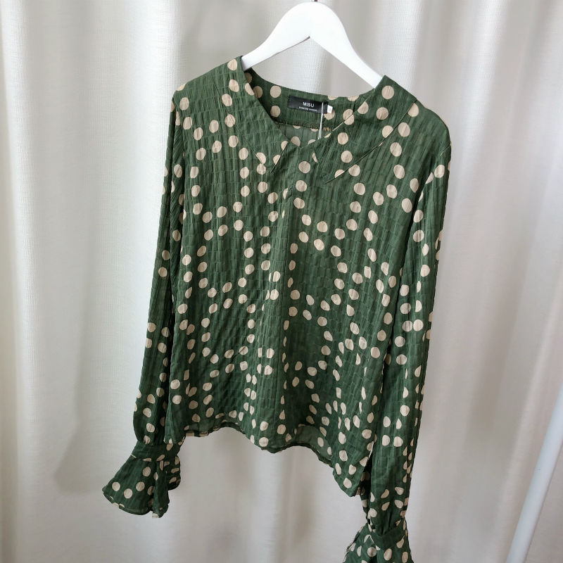 刚刚发现一种女衫，叫:“女神衫”，搭小脚裤穿，连背影都美上天