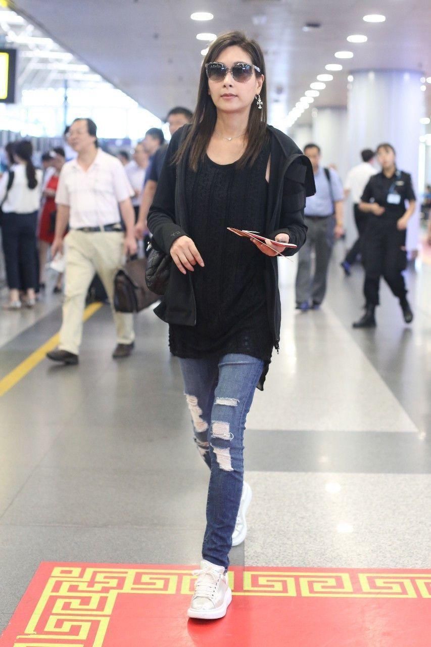 杨恭如裤子都烂成这样了，真心酸!网友:她怎么就不老呢?