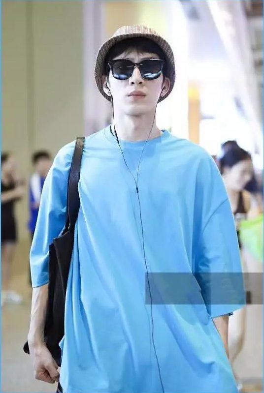 都是分手后现身，看看纪凌尘和井柏然的机场照，网友:差距太大了