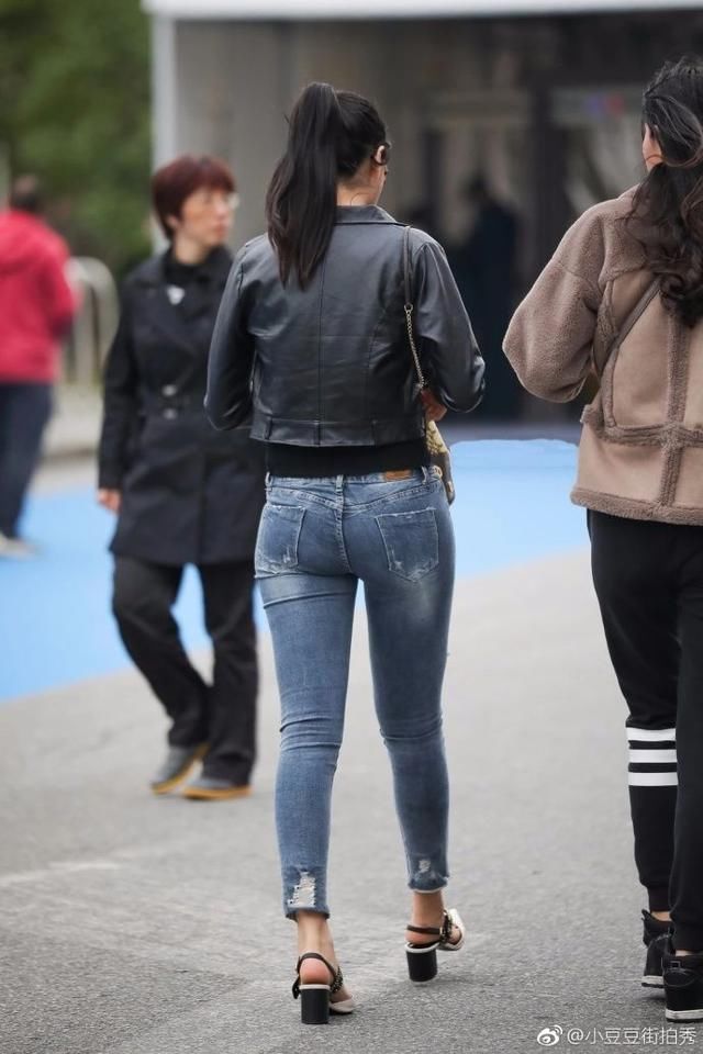 路人街拍,性感的小姐姐,吸烟有害健康哦