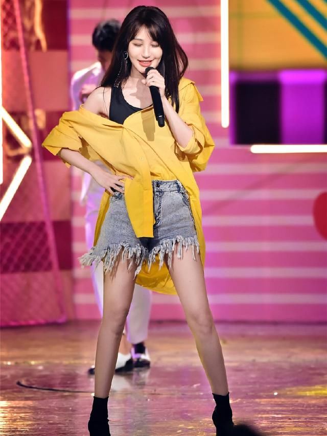 李菲儿解锁新穿搭,牛仔半身裙这么短还要剪个叉?网友:任性!