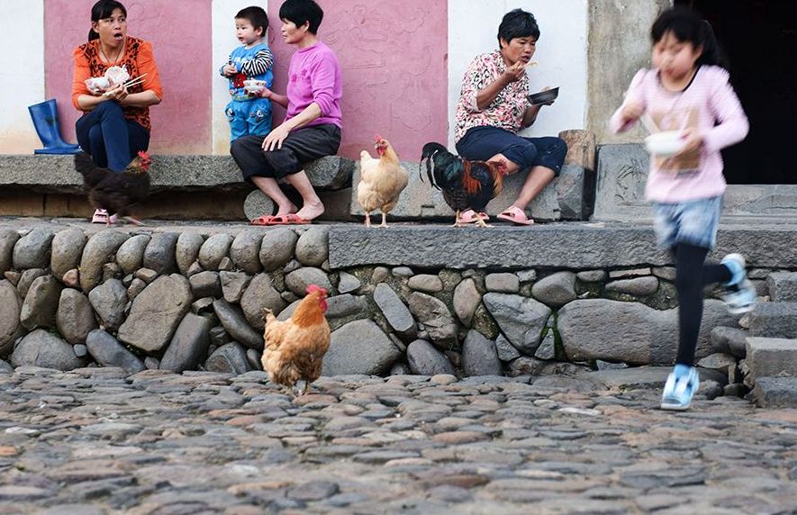 为什么农村人常端着饭碗蹲着吃饭？这3大原因，只有农民深有体会