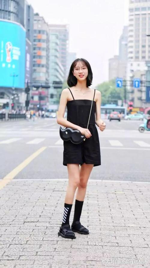 街拍：图2时尚美女，裤叉开得很深，图5美女真时髦，凉鞋配丝袜