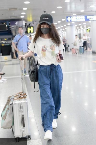 马伊琍机场放飞自我，热裤短到撩人，却抵不过同场姚笛的灯笼裤？