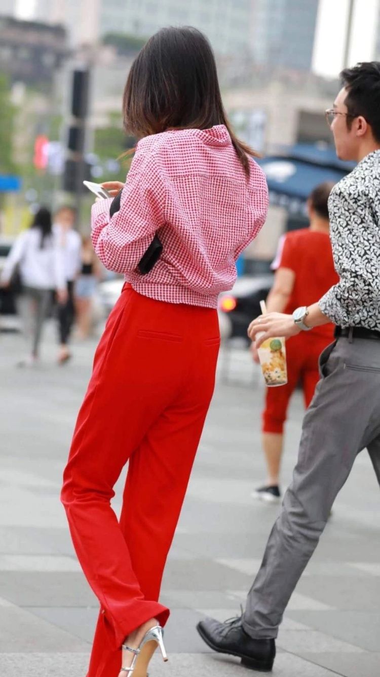 性感街拍丨美女这身大红色连体衣不要太扎眼,几十米开外就看见!