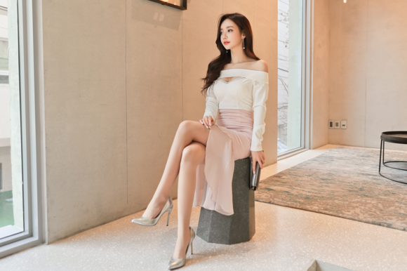 女神孙允珠，绯色霓虹馨雪中空修身百搭裙