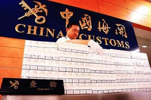 多带一条烟就要被罚上万块!中国游客因超量携