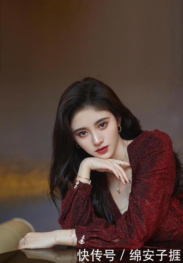  『看起来』有这4个“特征”的女生，年轻时看起来漂亮，年纪越大反显老
