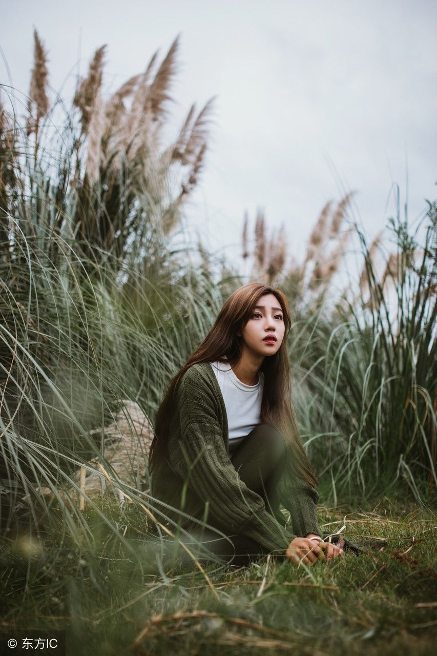 美女或躺或坐在草丛深处，闭着眼听风在噼啪作响，这场景你憧憬吗