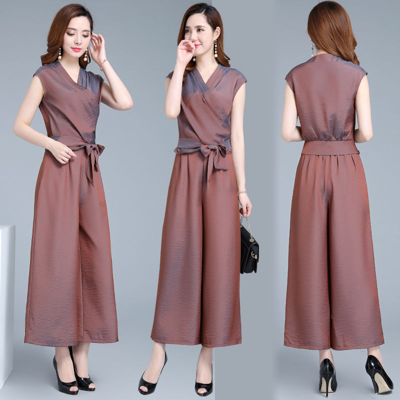 月入2万的姐姐真会打扮，穿这样的上衣+阔腿裤套装，太有女人味