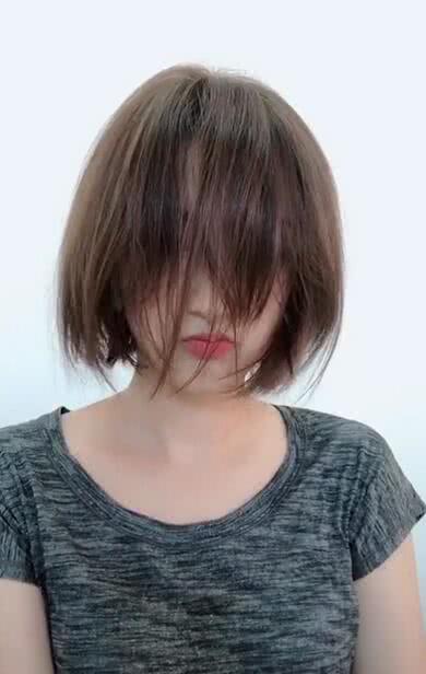 你敢掀刘海吗？小姐姐这一掀实在太迷人了，网友：竟有心动的感觉