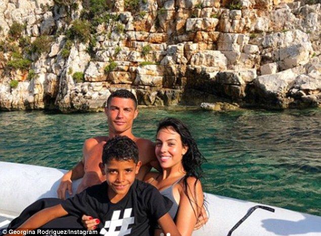 C罗和女友乔治娜手牵手亮相，乔妹黑色短裤秀大长美腿，C罗帅炸天