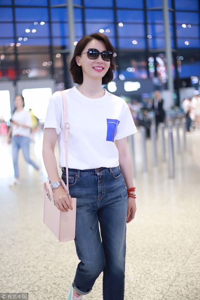 陈数短发精致涂红唇散发“大女人”气场  穿简单白T搭牛仔九分裤