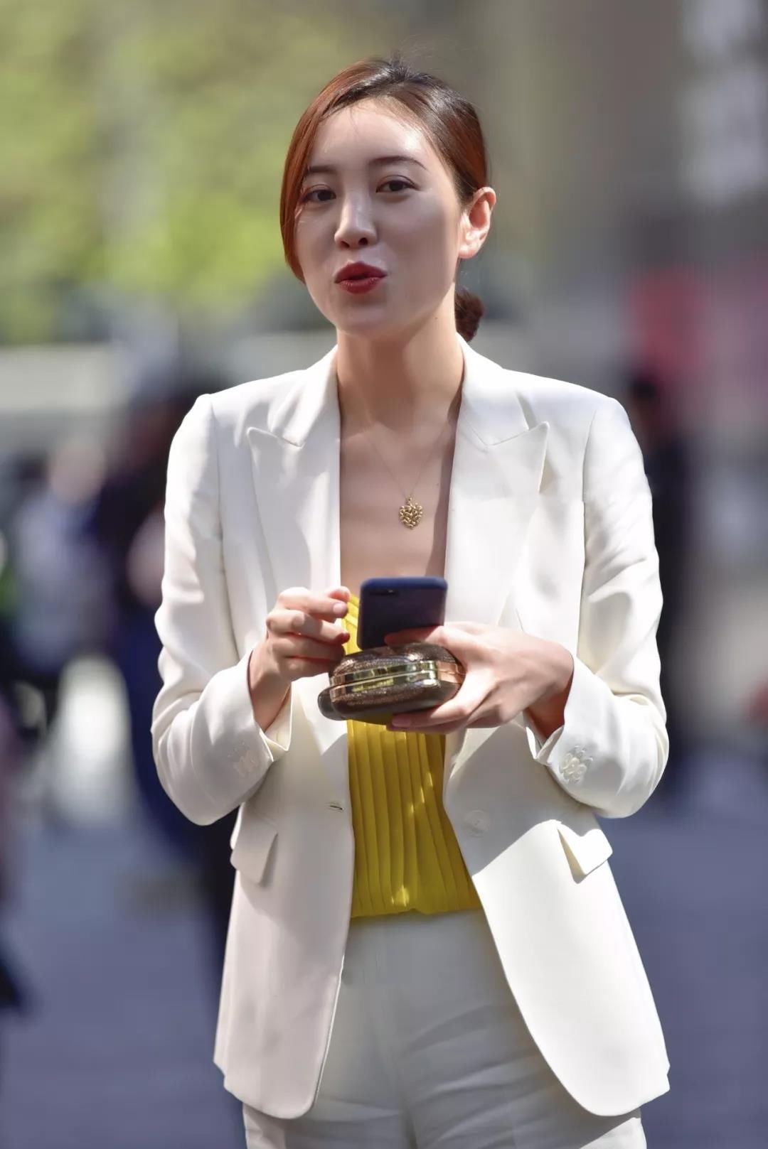 街拍重庆,白色职业装和高跟鞋的穿搭参考,让你彰显美女总裁气质