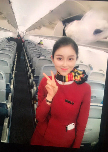 飞机上空姐为什么只能穿短裙？答案让人意外，网友：短裙更美