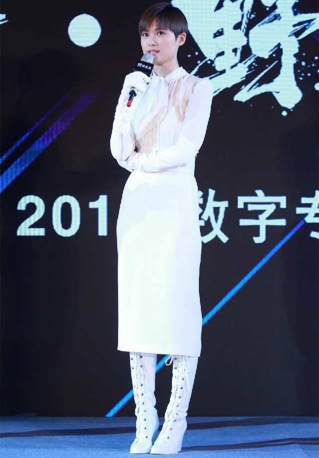 李宇春太胆大！这么大胆的开衩裙也敢穿出门？一般人穿绝对丑哭了