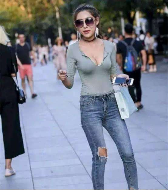 美女街拍, 性感的低胸吊带背心, 在夏天能让你非常的凉爽舒适