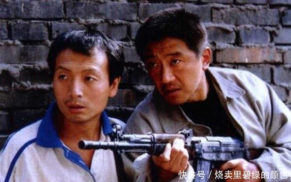 中国士兵站岗时，为什么两人只配一把枪20年前的教训太深刻