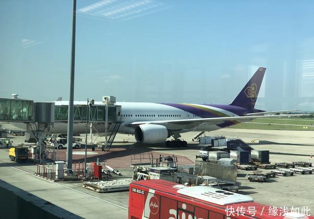 泰国航空波音777公务舱之旅，过道宽得离谱，十几年飞机保养不错