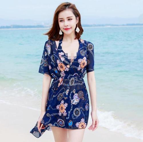 蓝调印花泳衣美女，展现曼妙的身姿，优雅而不失性感！