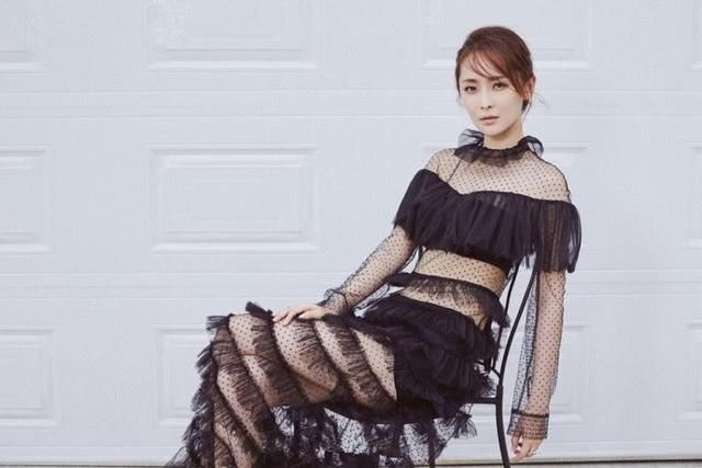 李曼全身只穿了件裹胸，裙子透到里面都看到了，跟没穿有啥区别？