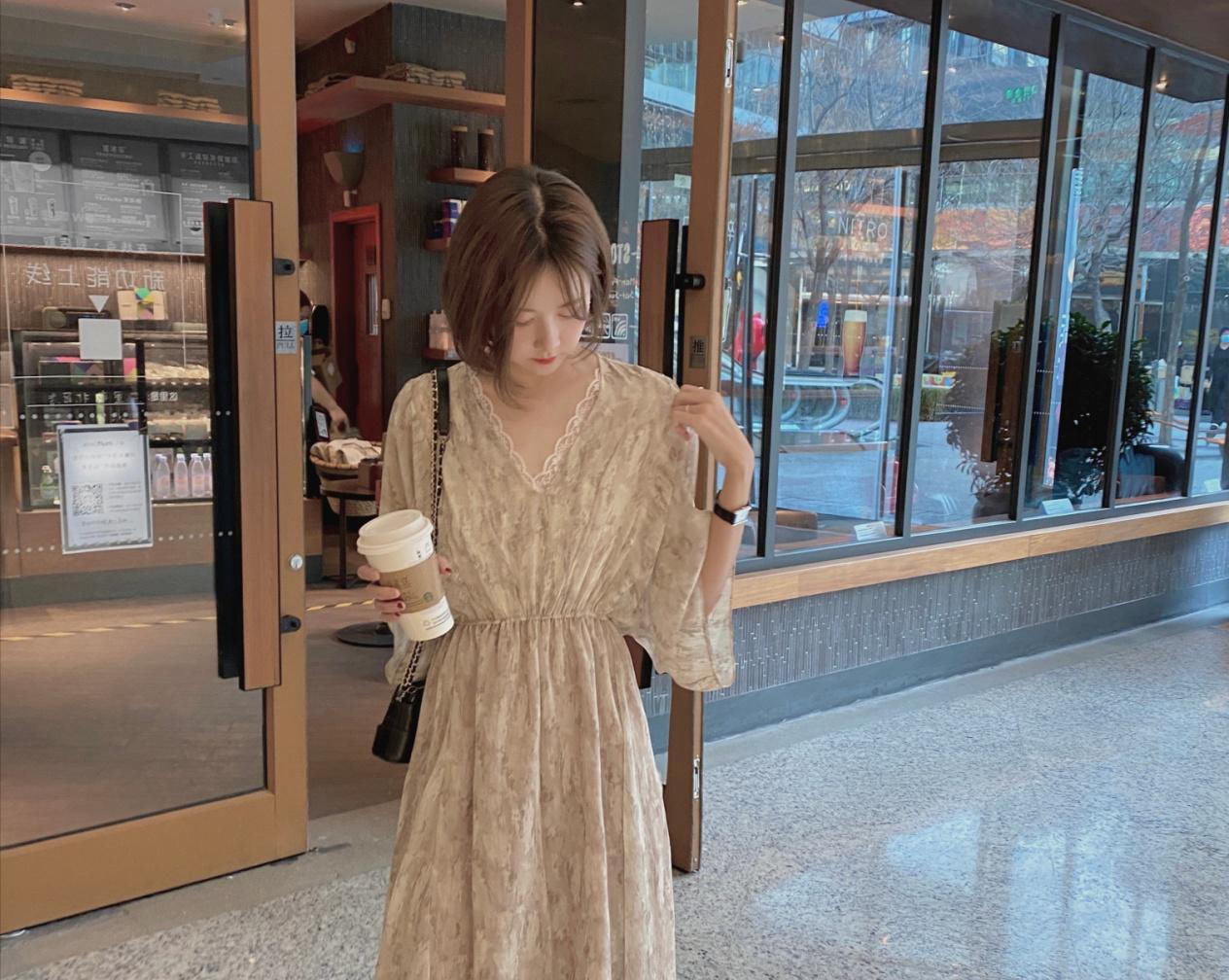 『女生』适合平胸女生的通勤装,学会这些穿搭“小心机”,提升你的衣品