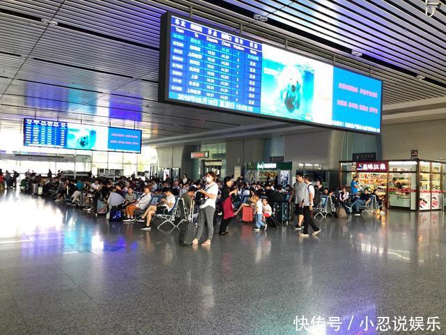 中国最小的高铁站，只有两个检票口，位置太少游客只能躺地上