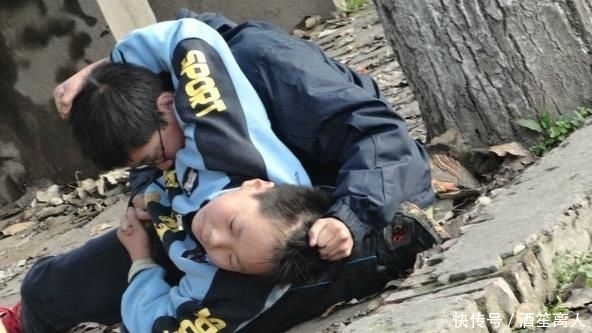 解幼儿园:粗心妈妈错发消息到家长群,撤回不了无法挽回,老师:建议退学