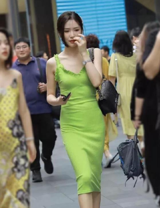  【气质】街拍瑰姿艳逸的美女，一条灰色的连衣裙，时尚清爽魅力气质