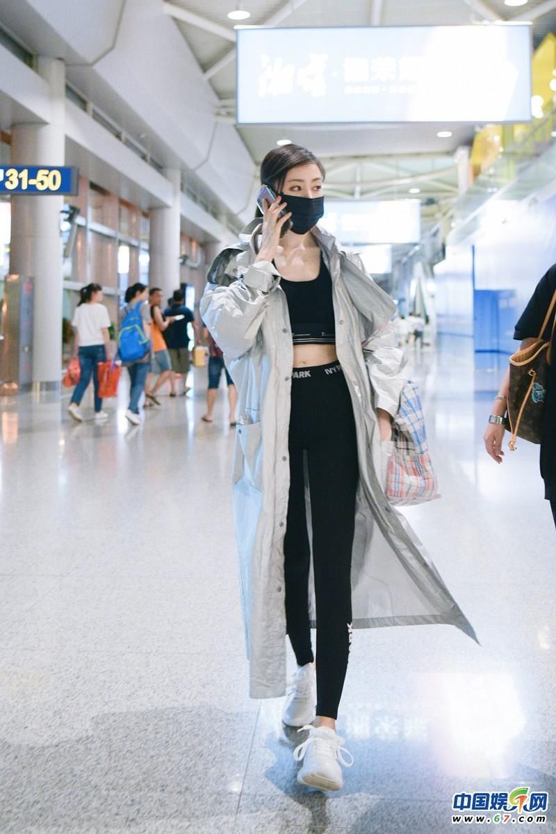 张天爱运动休闲装亮相 尽显腰细腿长好身材