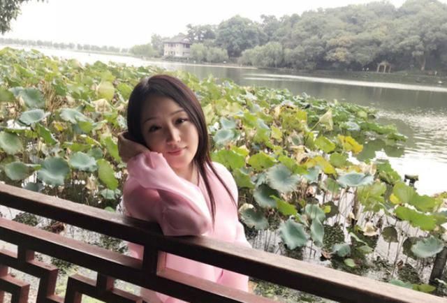 杨钰莹太大胆，裙子勒得肚子上的肉都爆出来，网友：怕她无法呼吸