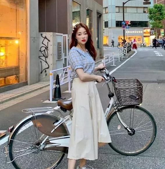  『女人』连衣裙这样穿气质满分，显高显瘦女人味十足，别只知道穿裤子了