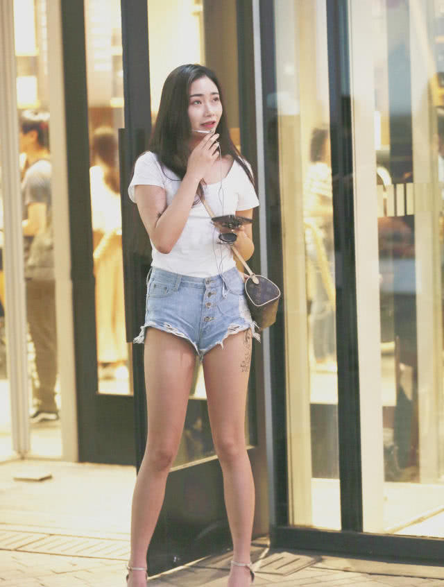 俏丽小姐姐高跟鞋搭配小热裤秀逆天长腿，大腿的纹身真的好诱人