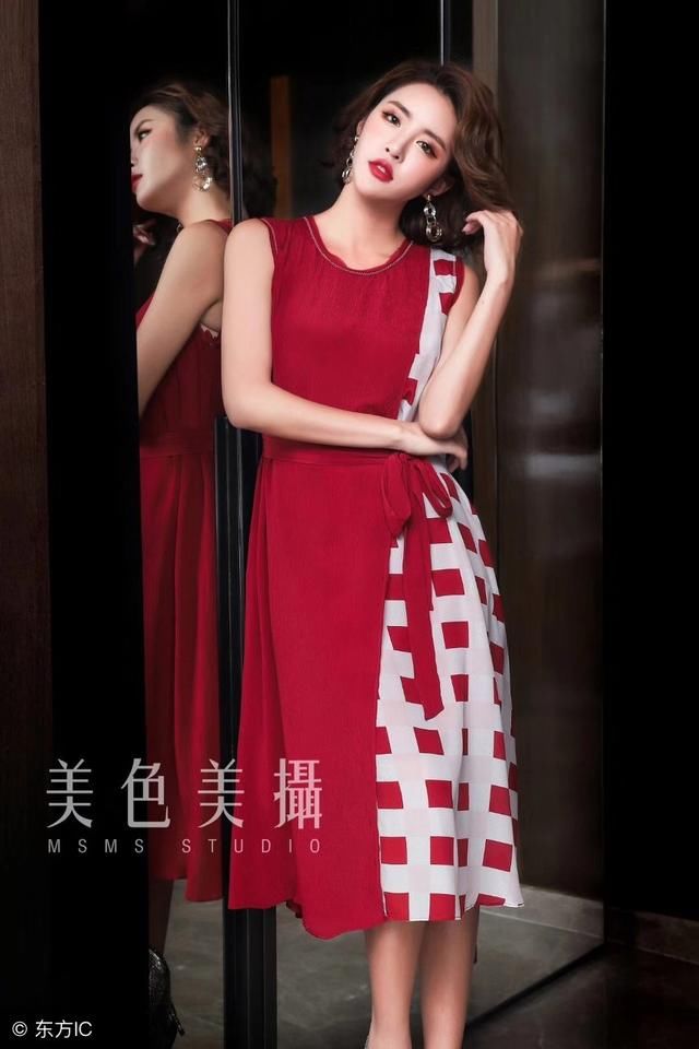 表姐真洋气会打扮,穿这种连衣裙显瘦有气质,看得我移不开眼