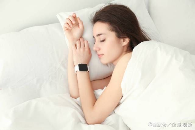 『熬夜』经常熬夜皮肤暗黄的女人:建议每天坚持这么做,防衰老显年轻