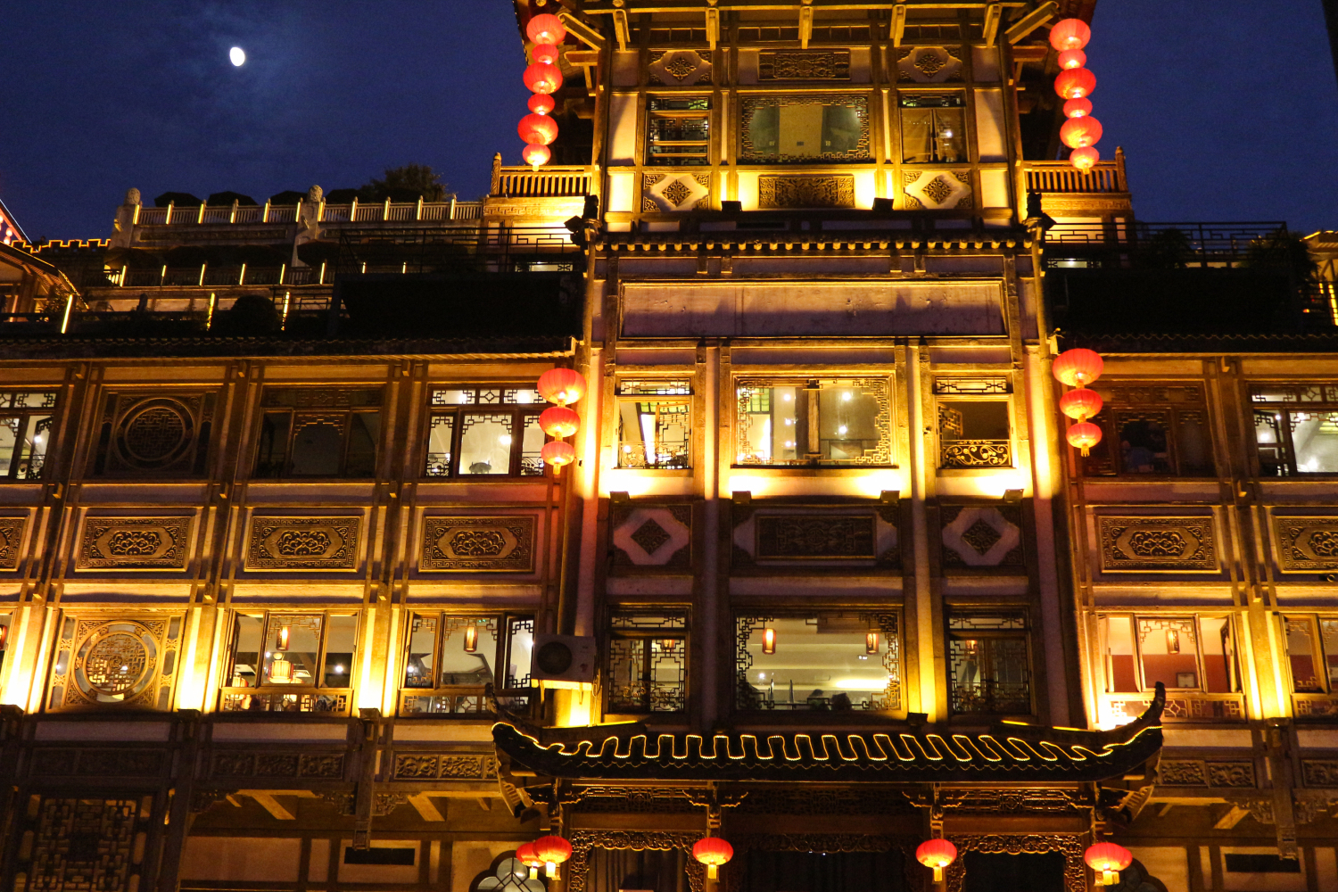 纵观整条长江线的众多城市，山城重庆或许是最特别的那个