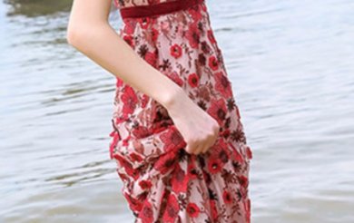 去海边穿比基尼太俗气了，现如今都穿沙滩裙，惹火所有男人