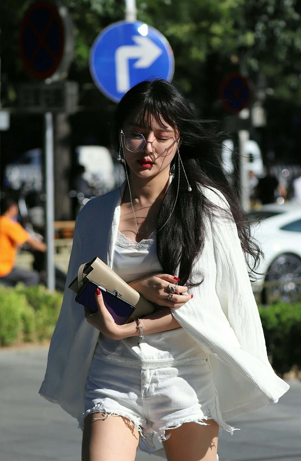 身姿妩媚的小姐姐身上散发着一种忧郁的美