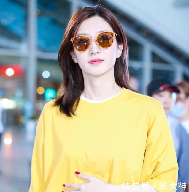 江疏影真是厉害，一穿裤子就暴露缺点，原来大长腿都是骗人的！