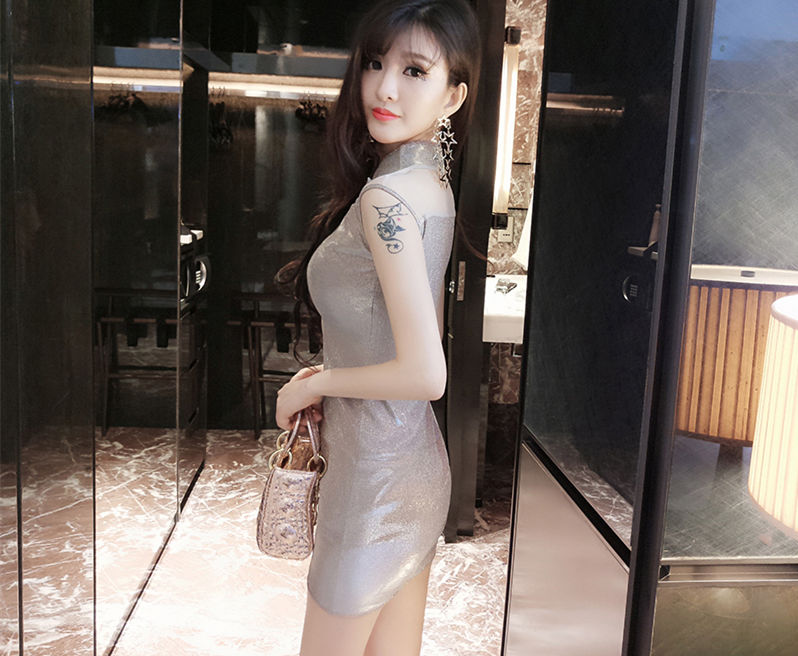 去夜店酒吧，穿旗袍或包臀裙搭配丁字裤，变身全场焦点，让人羡慕