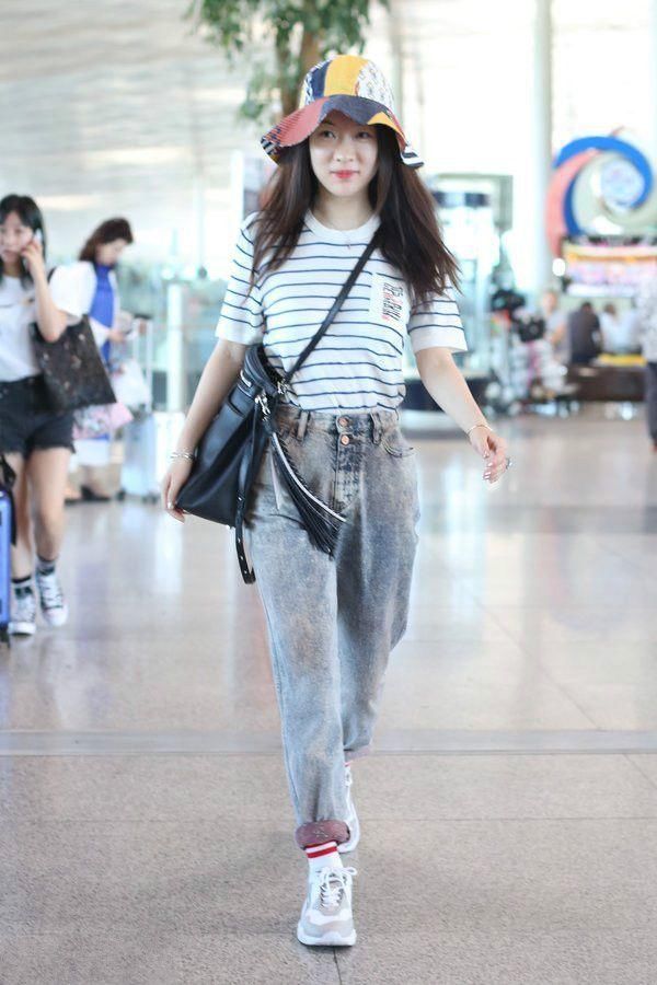 霍思燕婴儿帽出行，网友：背包能不能换个位置？