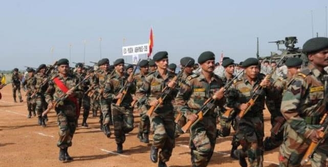 我军被子叠“豆腐块”，美军叠成45度角，印度军队叠成啥样？