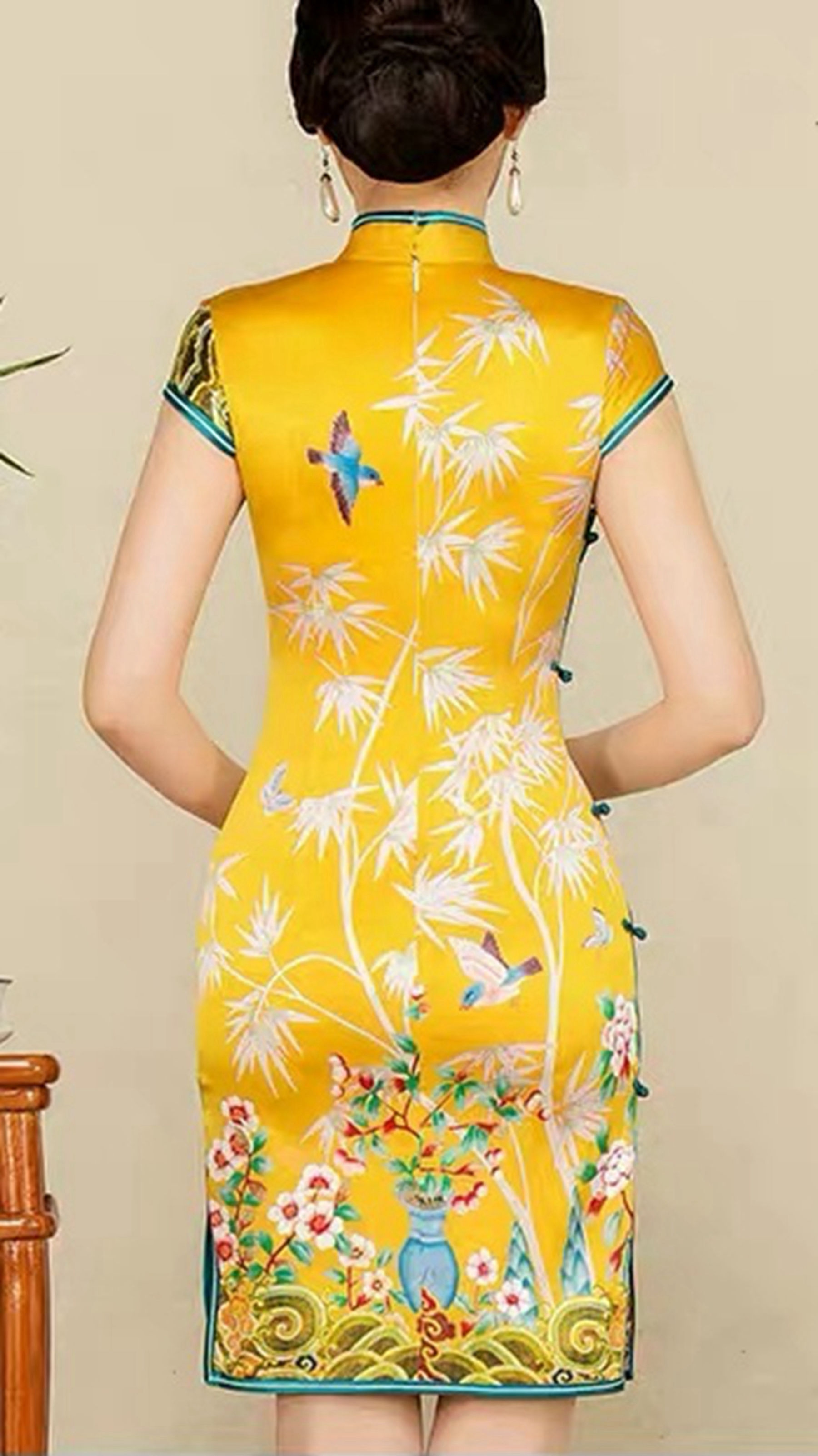 一款非常亮眼的精品真丝旗袍，短款中式礼服，金黄色彰显高贵端庄