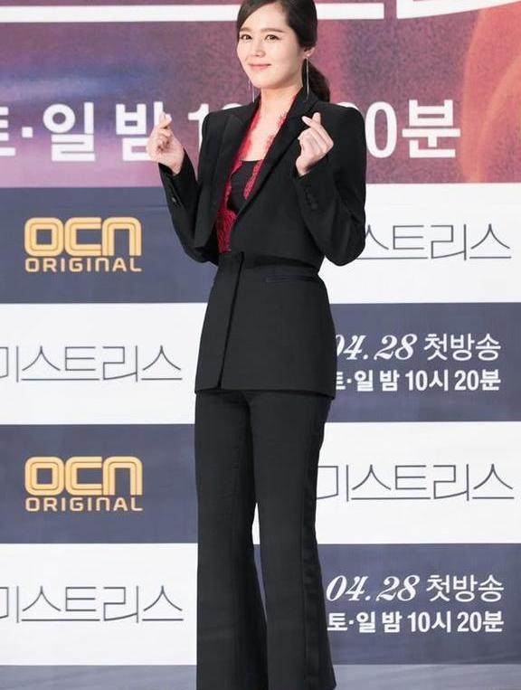 西服裤上套裙子? 却意外时尚显腿长, 不愧是“母胎美人”韩佳人!