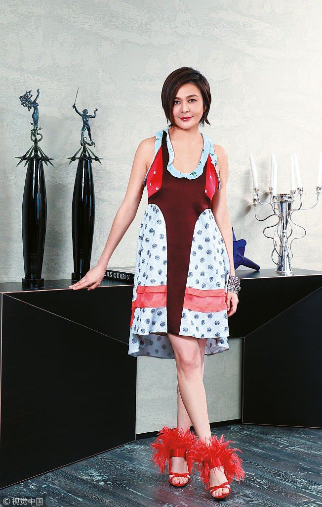 关之琳1.5亿香闺曝光衣帽间满目玲琅 蹲地逗宠物狗似回到少女时代