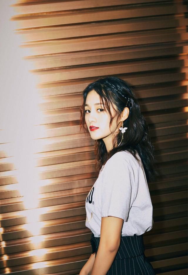 安悦溪穿搭可真发光，魅力爆表 网友：小主，耳环亮了