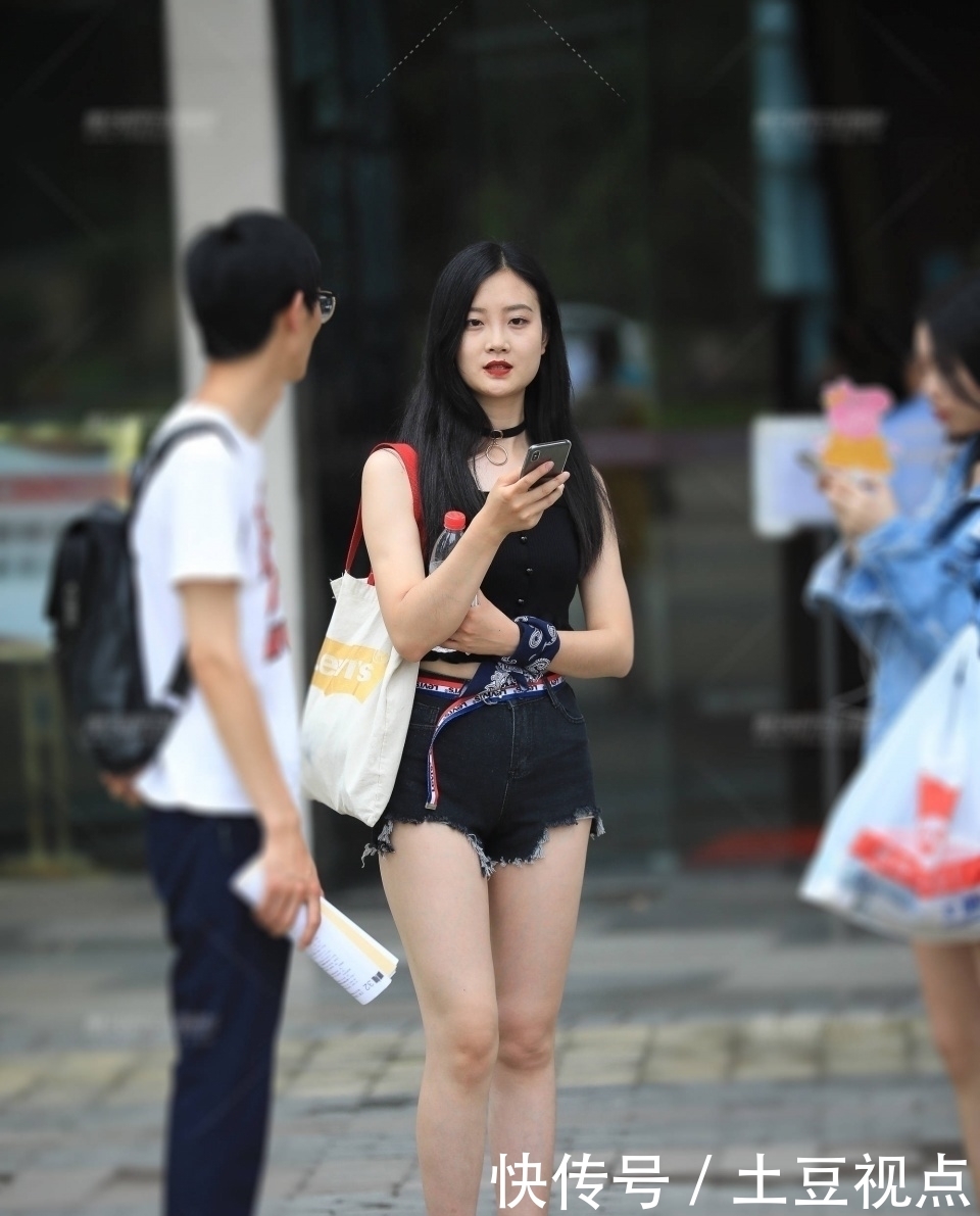  『美腿』街拍：吊带 短裤已经成为潮人街头的标配，美腿就是敢于秀出来