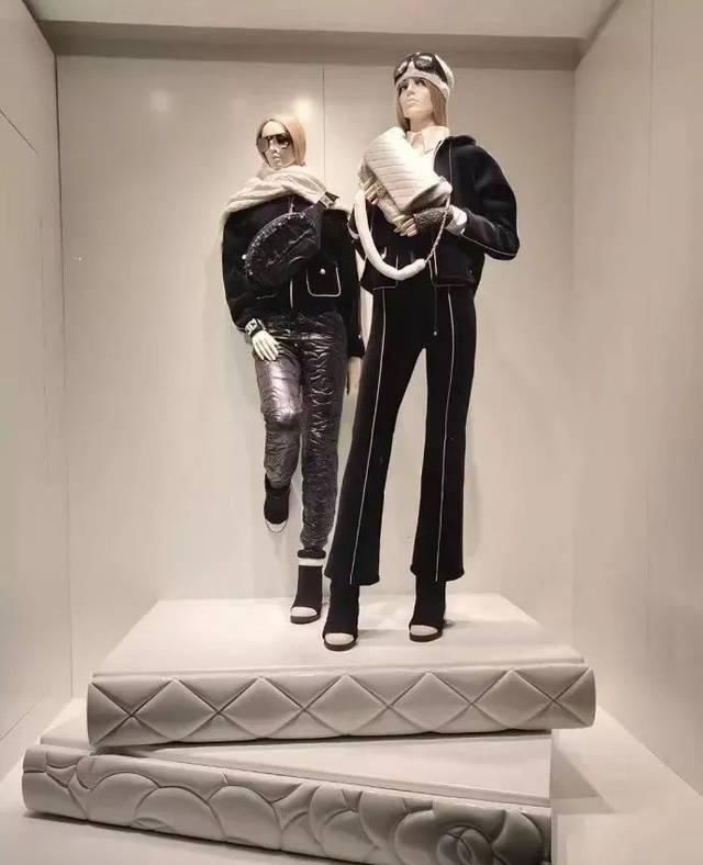  『模特的搭配』服装陈列：1个好女模特=10个冠军导购员！橱窗陈列如何做？关键所在女模特的橱窗陈列！