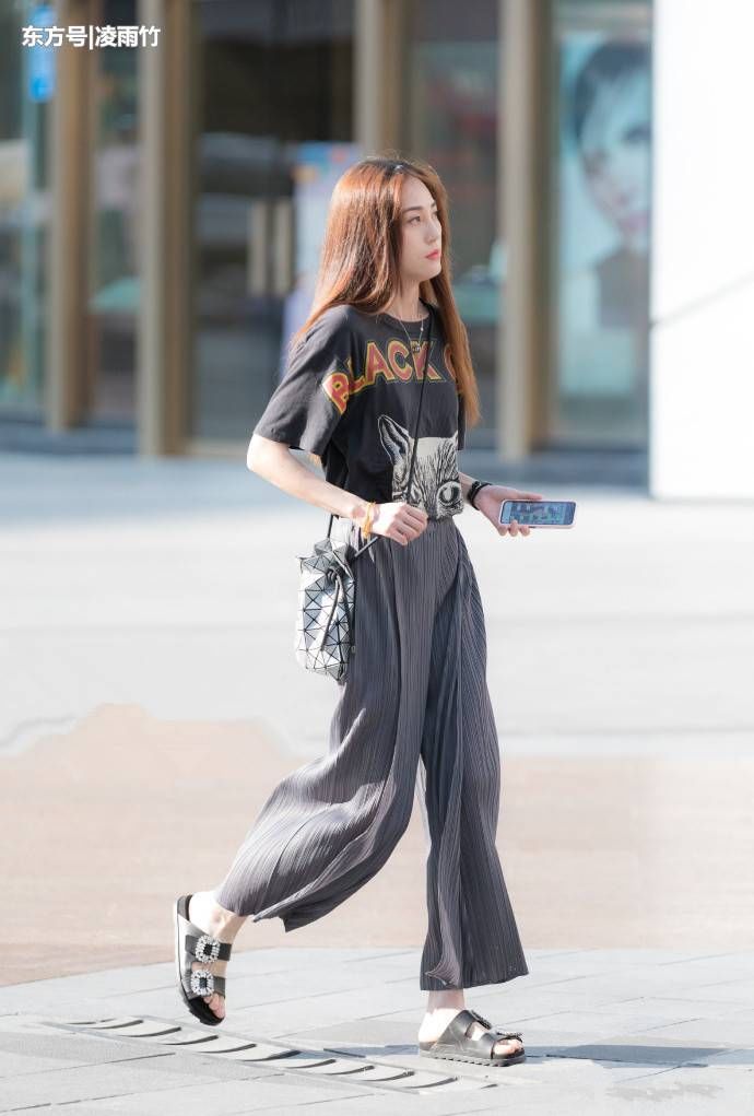 重庆街拍：清新自然的穿搭风格展现温柔淑女范，女人味十足！