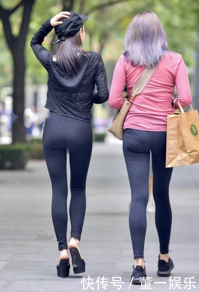 这两位很是时尚小姐姐，走起路来摇摆姿态就像一道道美丽的风景线